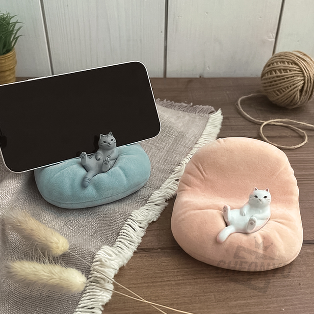 Relaxed Cat Smartphone Stand
